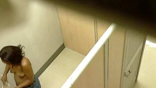 بزرگسالان بدون ثبت نام بانوی در جاسوسی دانلود سکس خانه باز می شود درب با لباس & #8230