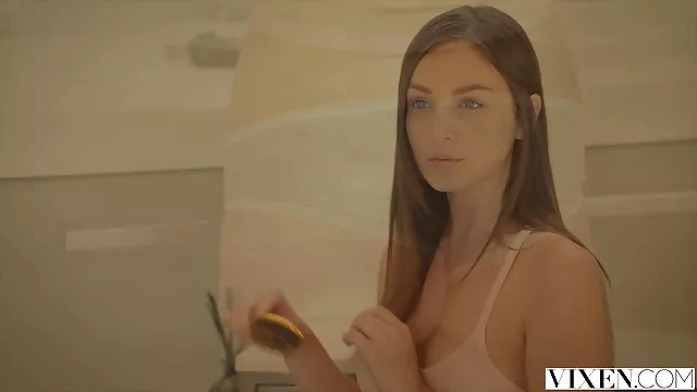 بزرگسالان بدون ثبت نام عشق در دخترش دهنی لوسیون صورت تارا مورگان بر کلیپ فیلمهای سوپر روی نیمکت